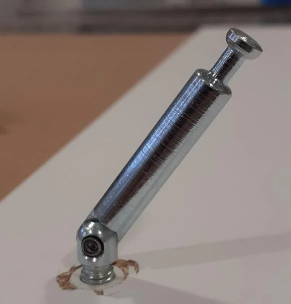 Scharnierdrevel die te ondiep in de plug is gedraaid