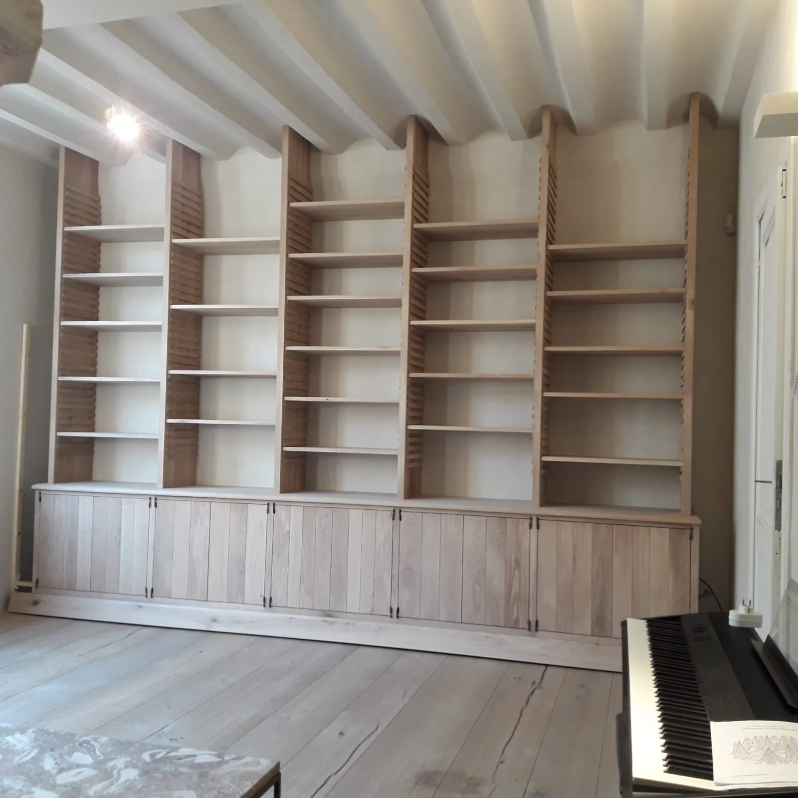 Eiken bibliotheekwand