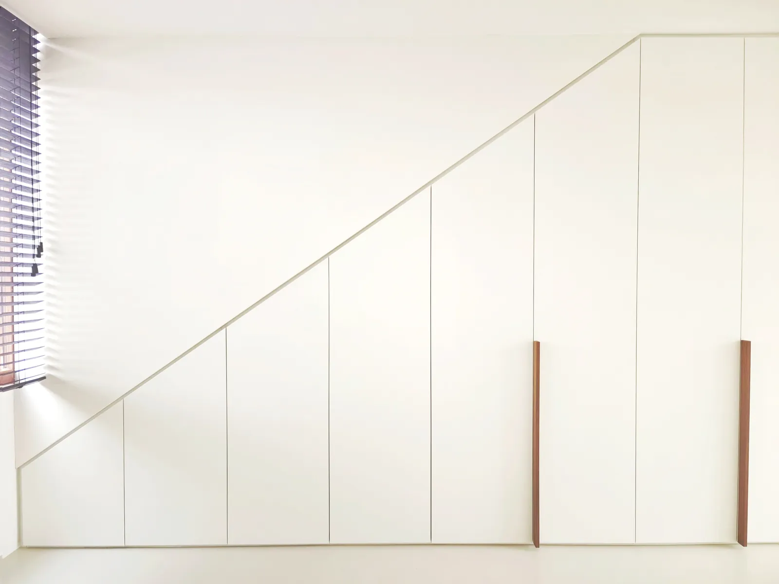 Witte kast onder de trap