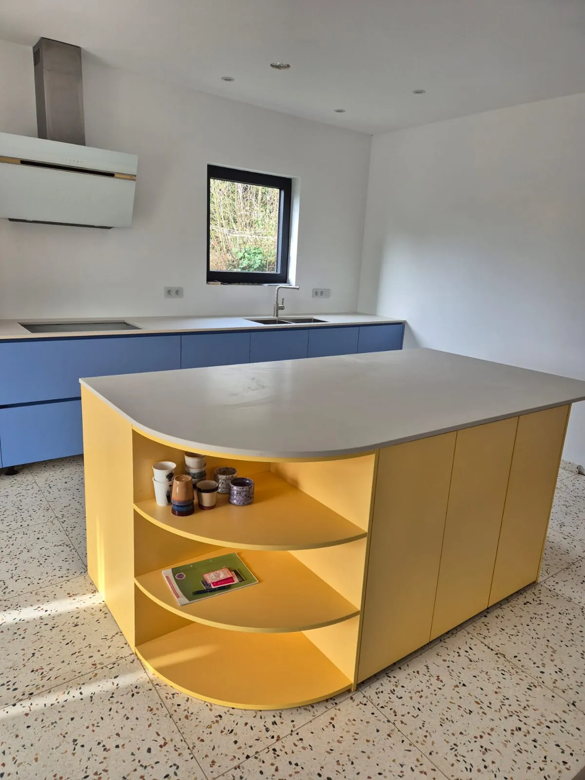 Kleurrijk kinderbureau op maat