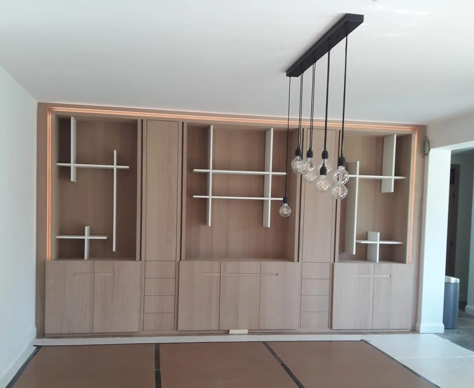 Eiken wandkast met verlichting